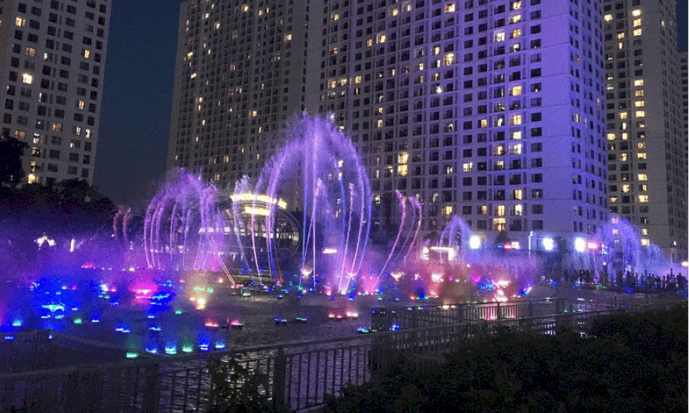 In the evenings, visitors can enjoy a captivating water music show outside Vincom Mega Mall Times City